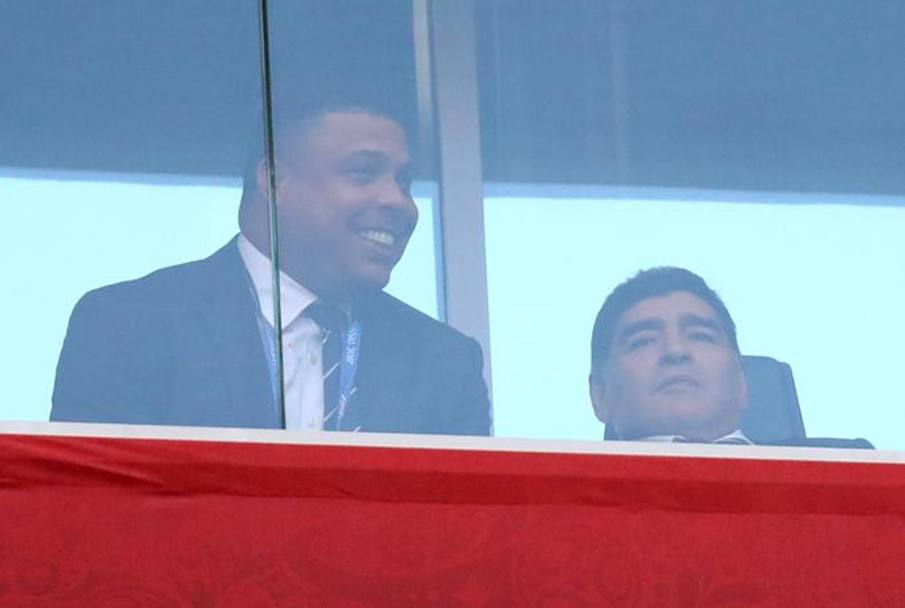 Luis Nazario de Lima Ronaldo e Diego Armando Maradona in tribuna a San Pietroburgo per la finale della Confederations Cup. Reuters